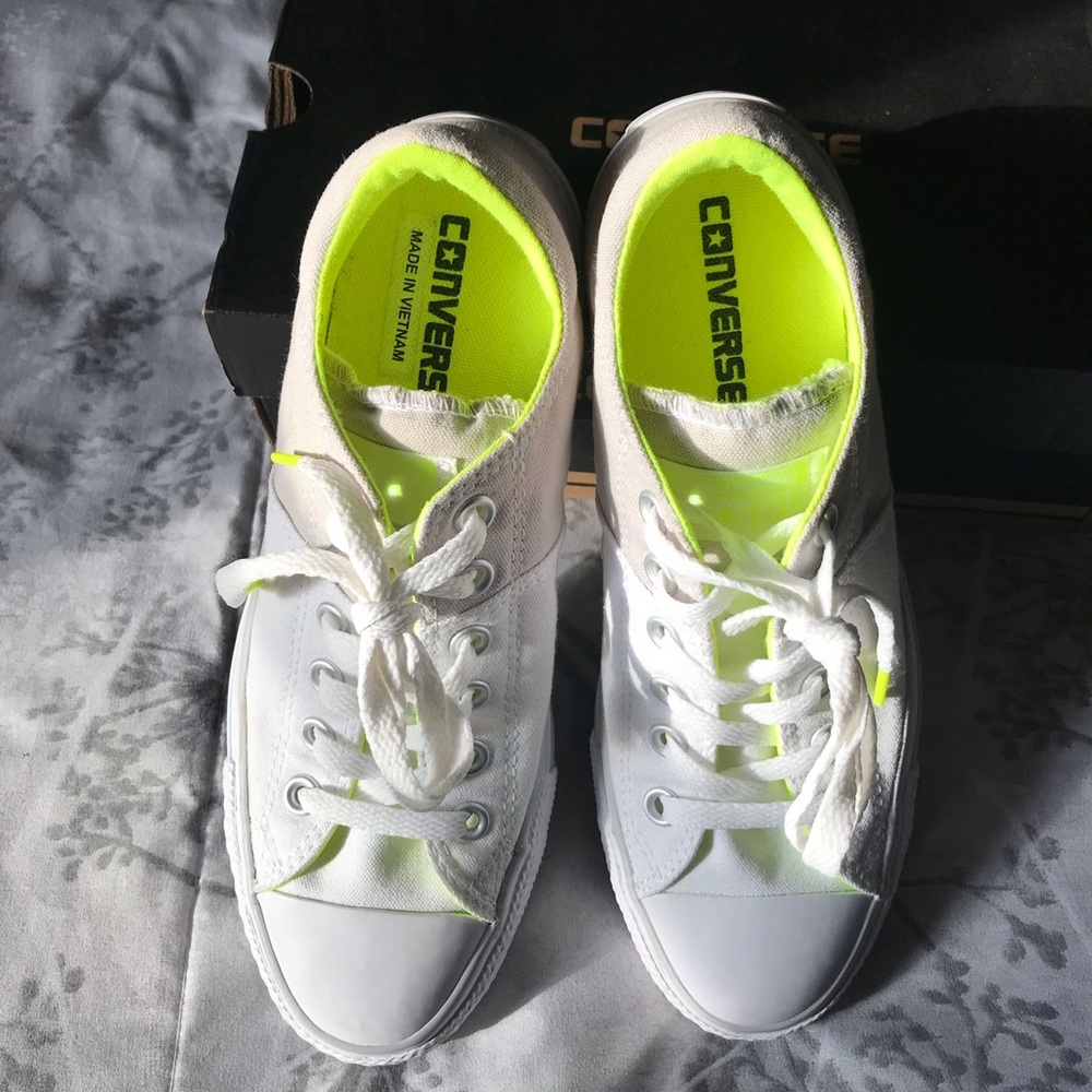 Converse ( women’s )